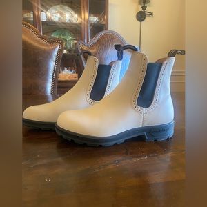 Blundstone women’s boots, US- 7.5, AU- 4.5, cream/pearl colored
